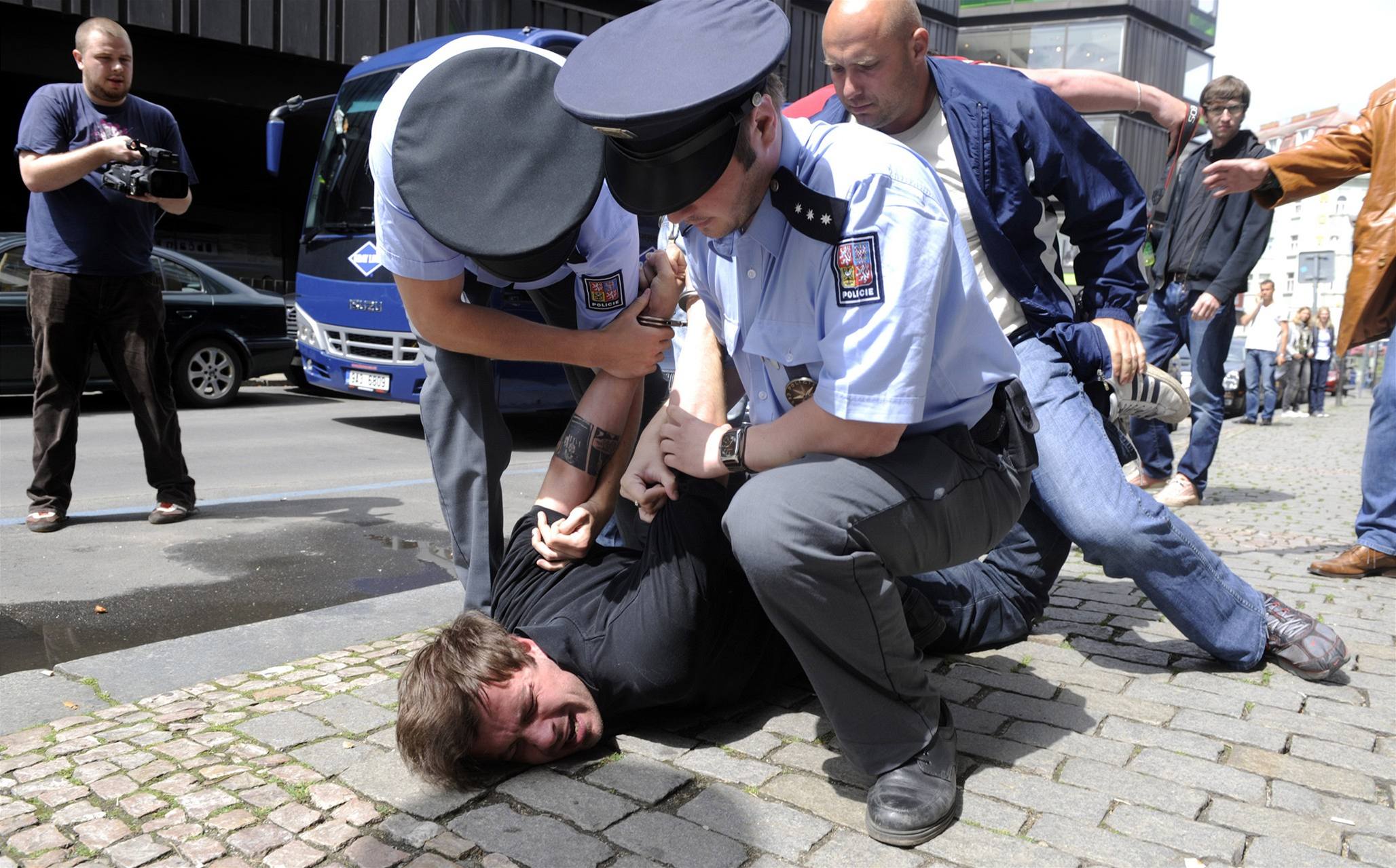 Policie zatýká �lena skupiny Ztohoven. Je jím nejspí� David Brud�ák