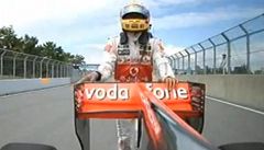 VIDEO: Hamilton vystoupil z formule a pot ji tlail. Dostal pokutu