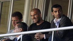 Al�írsko - Slovinsko (Zidane v hledi�ti - uprost�ed).