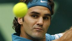 Federer potil divky trikem, zahrl mezi nohama zdy k sti