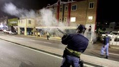 Nepokoje na MS. Policie rozhán�la demonstrující �leny ochranky stadionu.