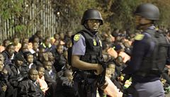 Nepokoje na MS. Policie rozhán�la demonstrující �leny ochranky stadionu.
