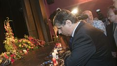 Premiér Fischer piel do divadla zavzpomínat na Ladislava Smoljaka také.