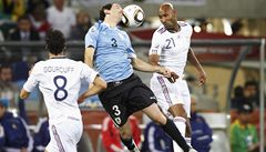 Uruguay - Francie (Diego Godin vlevo a Nicolas Anelka)