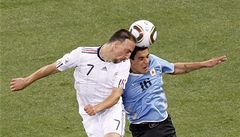 Uruguay - Francie (Franck Ribery vlevo a Maximiliano Pereira)