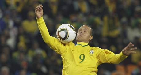 Brazílie-Pobeí slonoviny (Fabiano zpracovává mí ped gólem).