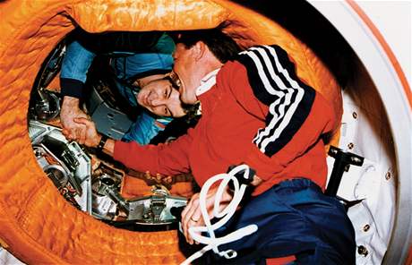 Velitel stanice Mir Vladimir Durov (vlevo) vítá na palub velitele raketoplánu Atlansis Roberta Gibsona