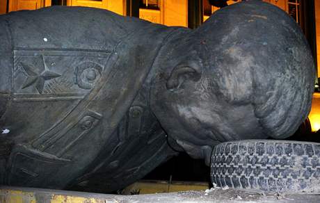 Gruzínské msto Gori tajn odstranilo estimetrovou bronzovou sochu Josifa Stalina 