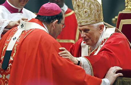 Pape pedal pallium kanadskému arcibiskupovi Albertu Legattovi. 