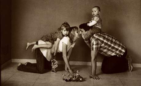 Sára Saudková fotografovala eny, které porazily rakovinu a staly se matkami.