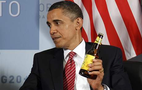 Cameron a Obama splatili sázku pivem