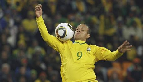 Brazílie-Pobřeží slonoviny (Fabiano zpracovává míč před gólem).