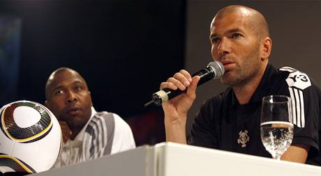 Zidane a Radebe.