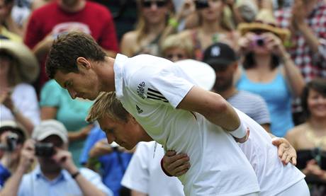 Krlovna Albta II. ve Wimbledonu (Andy Murray a Jarkko Nieminen se klan).