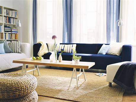 Tvarová jednoduchost, promylená paleta barev, draz na praktinost. S nábytkem a doplky v tomto stylu se dá dobe ít. 