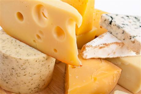 Různé druhy sýrů.