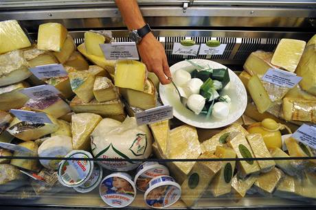 Nabídka sýr v italské prodejn Aromi La Bottega