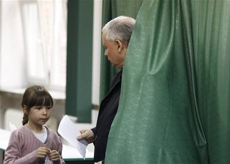 Polské volby: Jaroslaw Kaczynski s vnukou tragicky zesnulého Lecha Kaczynského 