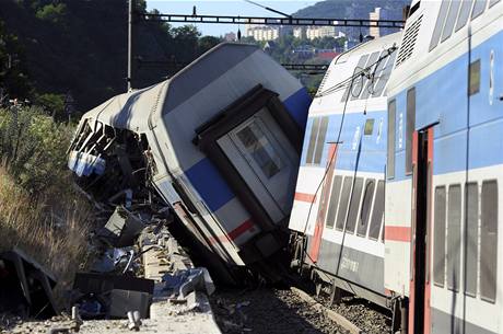 V ústecké tvrti Vaov odpoledne vykolejil osobní vlak typu City Elefant jedoucího z Prahy do Ústí nad Labem