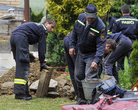 Záchranáři v Pláních-Korýtkách na severním Plzeňsku se snaží vyprostit muže, kterého 20. června zasypala zemina při hloubení studny