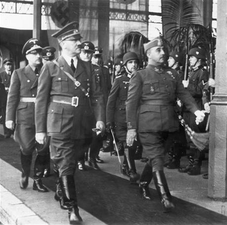 Přehlídka. Hitler a Franco (vpravo) na snímku z roku 1940