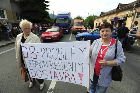 Demonstranti zablokovali úsek silnice E55, poadují dostavbu dálnice D8.