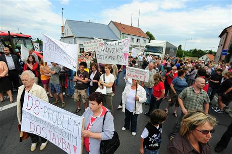 Demonstranti zablokovali úsek silnice E55, poadují dostavbu dálnice D8.