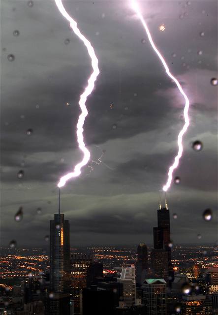 Bouře na Chicagem. Blesky zasáhly současně dva mrakodrapy.