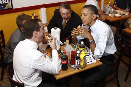 Po jednání v Bílém dom zali prezidenti Obama a Medvedv na hamburger.