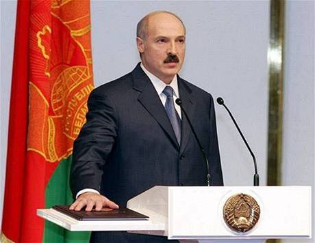 Lukašenko přísahal, že bude hájit práva běloruského lidu.