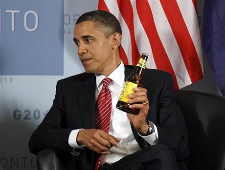 Cameron a Obama splatili sázku pivem