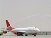 První letadlo, které v pondlí na dubajském letiti pistálo