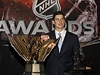 NHL Awards je velká show: Sidney Crosby s trofejí Marka Messiera a Maurice Richards Trophy.