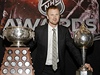 NHL Awards je velká show: Daniel Sedin s Hart Trophy (vpravo) a Art Ross Trophy.