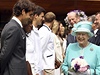 Královna Albta II. ve Wimbledonu (zdraví se s Rogerem Federerem).