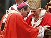 Pape pedává pallium arcibiskupovi Dennisu M. Schnurrerovi. 