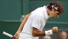 Vldce Wimbledonu Federer byl na kolenou, do 2. kola ale postoupil