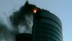 Budovu banky zachvátily plameny