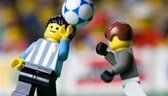 Diego Maradona a jeho Boí ruka. Tentokrát z Lega.