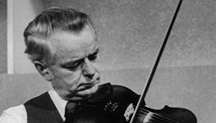 Robert Byrd hraje na housle na snímku z roku 1977