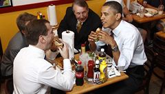 Po jednání v Bílém dom zali prezidenti Obama a Medvedv na hamburger.