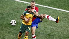 Austrálie - Srbsko (Tim Cahill vlevo a Nemanja Vidi) 