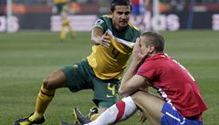 Austrálie - Srbsko (Tim Cahill vlevo a Nemanja Vidi�) 