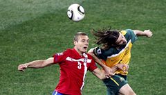 Austrálie - Srbsko (Josh Kennedy vpravo a Nemanja Vidi) 