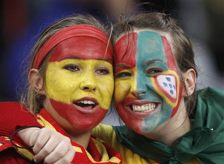 Fanynky Portugalska a panlska sleduj utkn fotbalovho mistrovstv svta