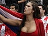 Paraguajská modelka Larissa Riquelmeová sleduje utkání fotbalového mistrovství svta