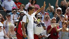 Federer tvrdm servisem sestelil plechovku z hlavy figuranta