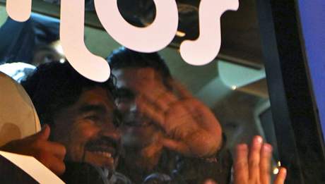 Fotbalisté Argentiny a kou Maradona zpt doma.