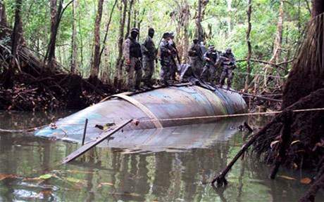 ticetimetrovou ponorku zadrely úady v ece na hranicích Kolumbije a Ekvádoru