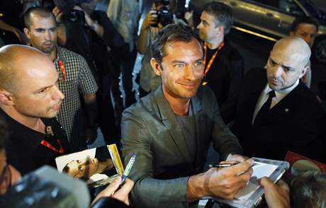 Jude Law rozdává autogramy